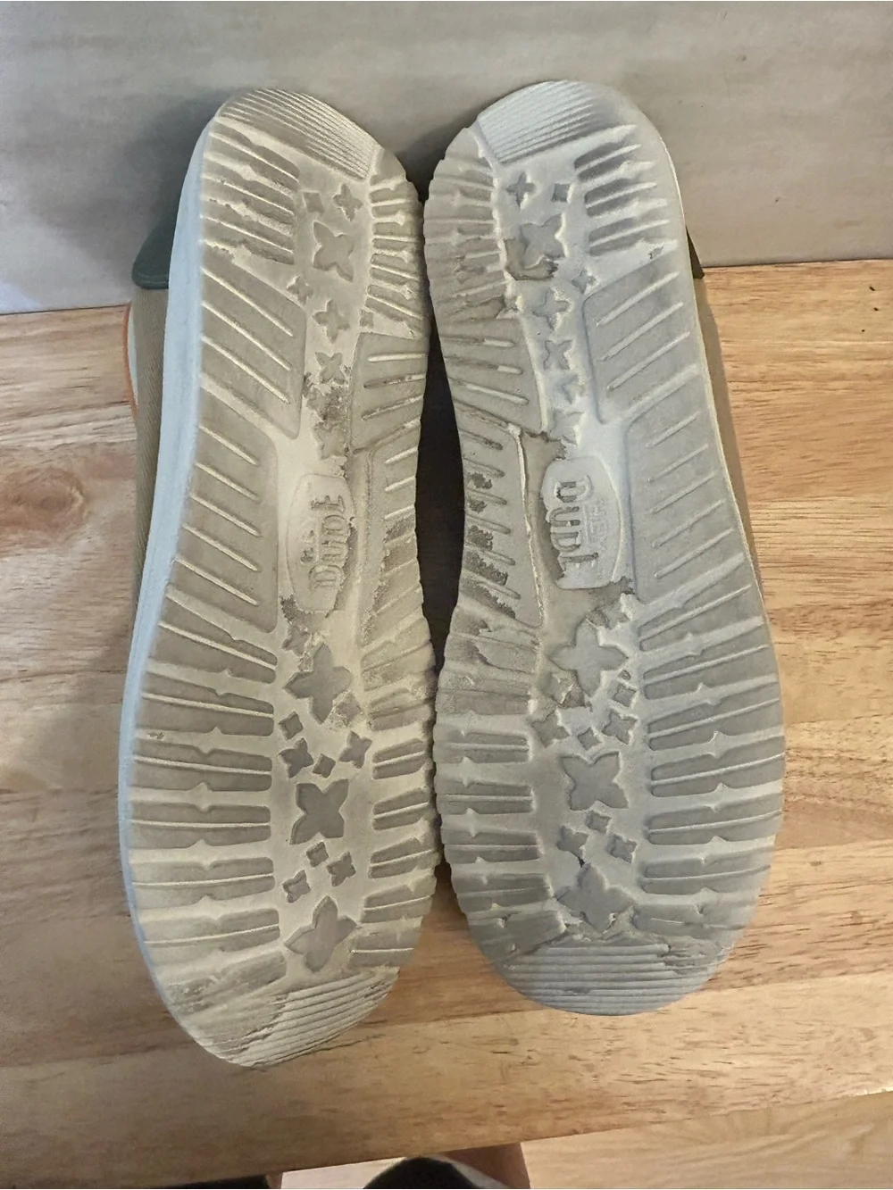 HEYDUDE Men's Wally Mid Stars N Skulls (Tan).